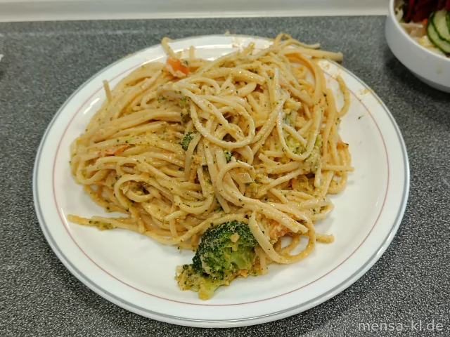 Linguine mit Pesto Genovese und Broccoli (1,Gl,Nu,Ei,So), dazu einen Beilagensalat nach Wahl