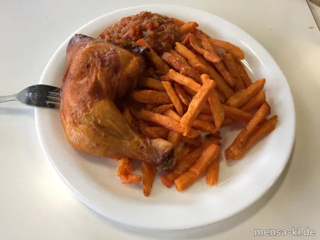 Gebratene Hähnchenkeule (Sf,G) mit Tomatensalsa (5,Sw), gebackenen Süßkartoffeln (1) und Salat