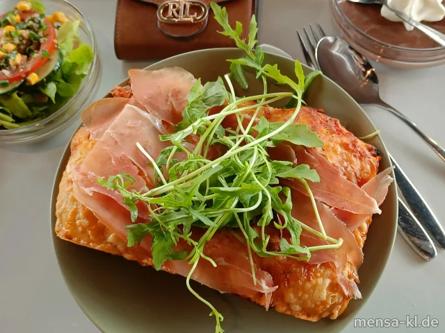 Hausgemachte Focaccine alla Pizza Margherita (Gl,La) belegt mit Südtiroler Speck und Rucola (2,3,S), dazu Blattsalat mit Joghurtdressing (1,5,La,Sw,Sf)