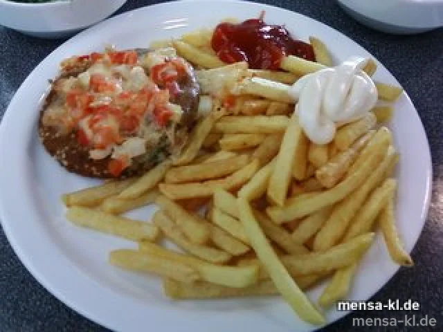 Vollkorn-Pilz-Brätling (V/2) mit Zwiebeln, Tomaten und Käse überbacken, Pommes-Frites und Salat