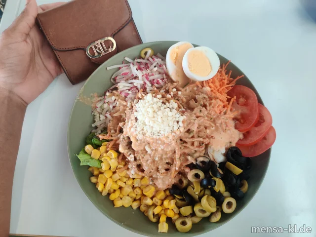 Bowl mit Blattsalat, Tomaten, Paprika, Oliven (6), mediterraner Spaghettisalat (1,3,Gl,Nu), Karottensalat, Radieschensalat (1,5,Gl,Nu,Sw,Sf) und Gurkensalat (Gl,Nu,Sf), dazu ein Tomaten-Dressing