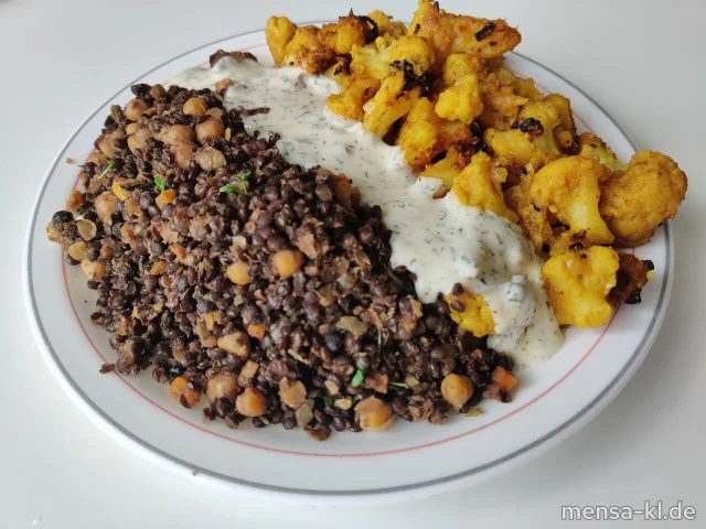 Curry-Blumenkohl aus dem Ofen mit Kichererbsen und Zitronen-Kräuter-Dip auf Linsen (1,2,5,Gl,Nu,Sw,Sl,Sf,So), dazu einen Beilagensalat nach Wahl
