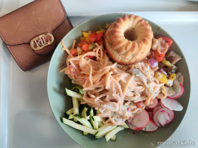 Bowl mit Blattsalat, Antipasti (1,3), Nudelsalat (6,Gl) und Oliven-Gugelhupf (6,Gl,Ei,La), dazu ein Senf-Dressing (5,Sw,Sf)
