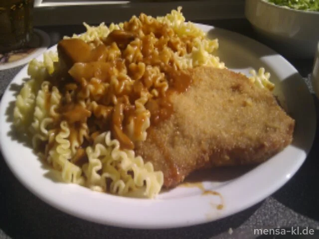 Paniertes Schnitzel (S) "Jäger Art" (3), Eiernudeln und Salat