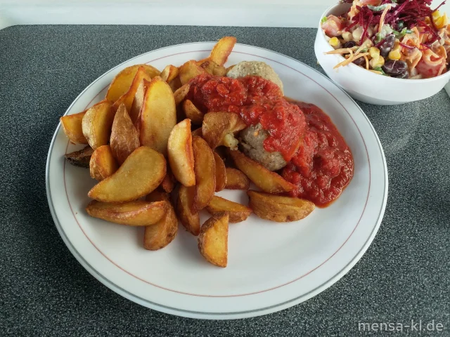 BIO Fleischknödel (Gl,Ei,R,S) mit Tomatensoße (Gl) und Potato-Wedges, dazu einen Beilagensalat nach Wahl