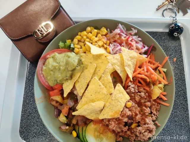 Bowl mit Blattsalat, Karotten, Kraut, Gurken, Mexikanischer Salat mit Salsa-Creme Guacamole (Gl,Nu,Sf,So) und Tacco-Chips als Topping, dazu ein Mexico-Dressing