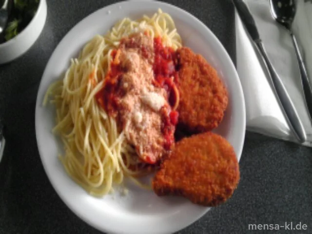 Paniertes Schweineschnitzel (Gl,S) mit Tomatensugo (9), Spaghetti (1,Gl), Grana Padano (2,Ei,La) und Salat (1,5,Sw)