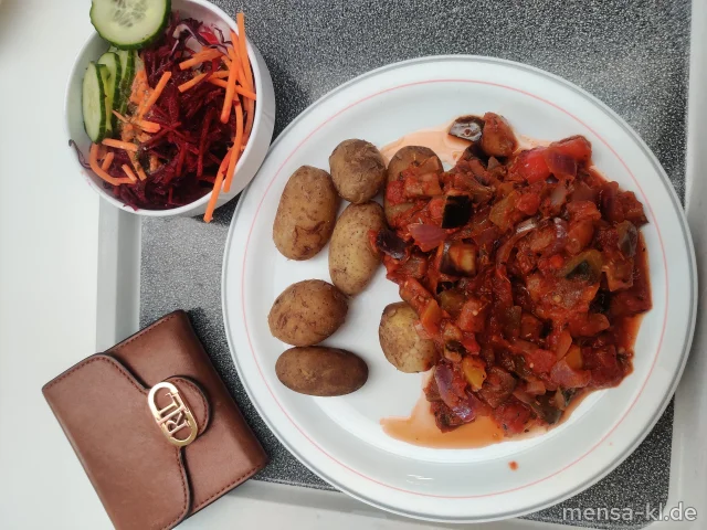 Neue Kartoffeln mit mediterranem Gemüse in Tomatensugo (3), dazu einen Beilagensalat nach Wahl
