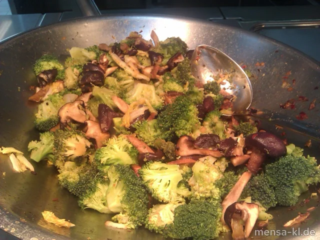 CHINA-WOK (V): Shiitake mit Chinakohl und Broccoli, Reis