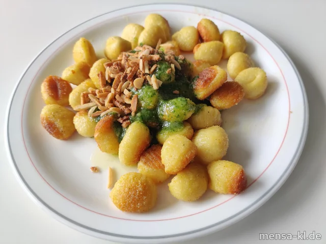 Gnocchi (Gl) mit Bärlauchpesto (Nu), Crunchy-Nuts (Nu), dazu Salat