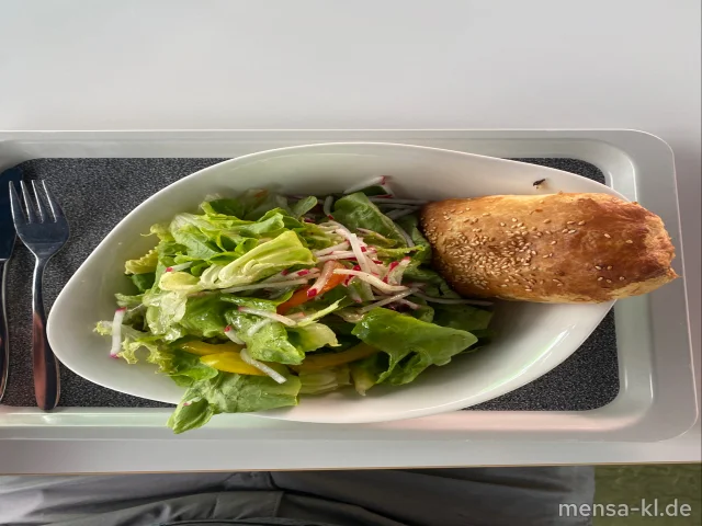 Bunter gemischter Salatteller mit Tomaten, Radieschen und Gurken (1,5,Sw) mit einer Räucherlachs-Blätterteig-Tarte (Fi,Gl,La)