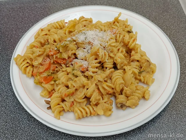 Erdnuss-Kokos-Pasta (5,En,Gl,Sw,Sf,Se,So), dazu einen Beilagensalat nach Wahl
