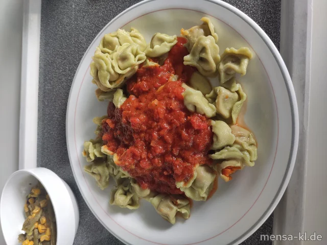 Grüne Tortellini mit Gemüsefüllung (1,Gl,Sl), Tomatensugo (Gl) und Bohnen-Mais-Salat (5,Sw,Sf)