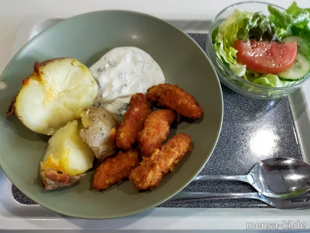 Baked Potatoes mit Hähnchen-Chili-Sticks (1,Gl,La,G) mit Cheddar überbacken (1,La), dazu Blattsalat