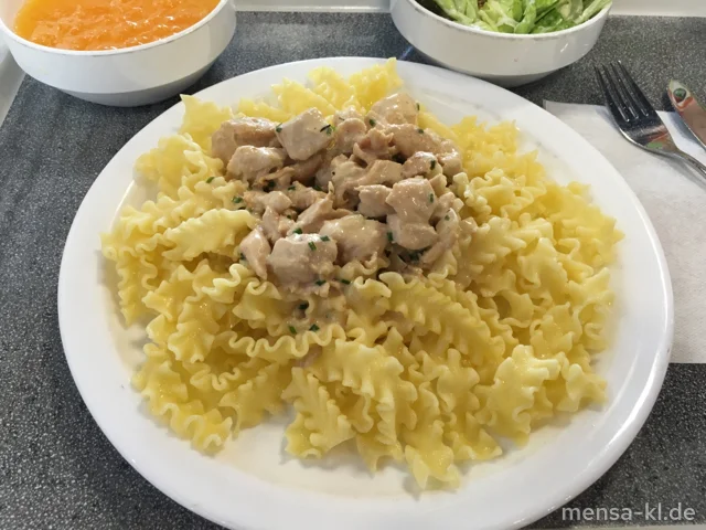 Gebratene Hähnchenbrustwürfel (G) mit Frischkäsekräutersoße (2,Gl,La,Gt), Eiernudeln (1,Gl,Ei) und Salat