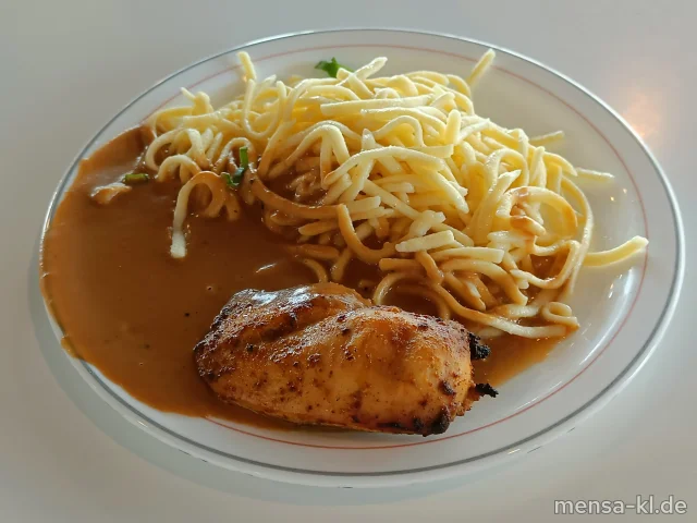 Hähnchenbrustfilet (G) mit Rahmsoße (Gl,La) und Spätzle (Gl,Ei), dazu ein Beilagensalat nach Wahl