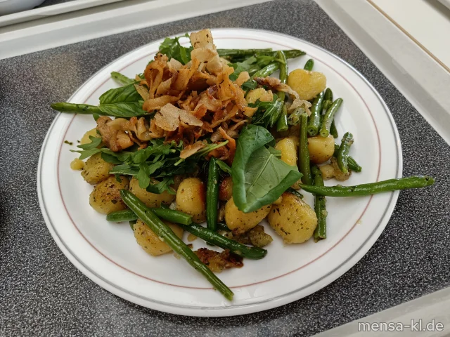 Gnocchi mit Kartoffeln, Bohnen, Rucola (V) und Basilikum-Pesto (2,5,Nu,Ei,La,Sw,V), dazu Blattsalat (V)