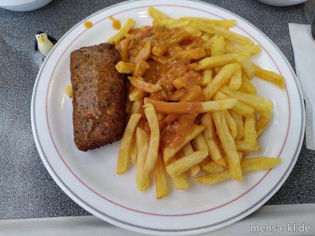 Plant Hackrolle Tomate (Gl,Sf) mit Paprika-Zwiebel-Soße (Gl), Pommes frites und Salat