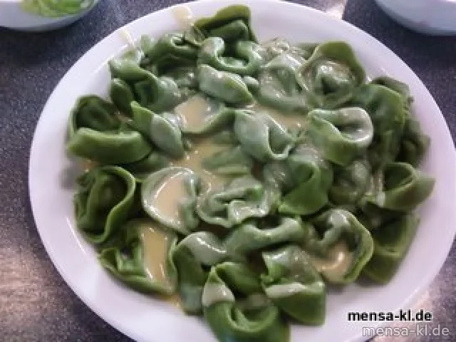 Grüne Tortellini (V) mit Mozzarellacreme und Salat