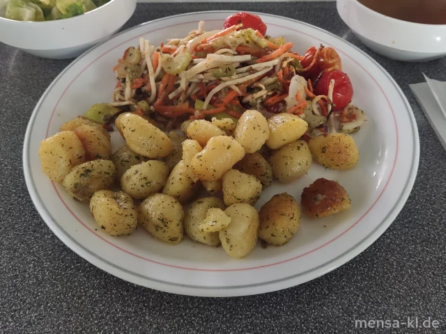 Gestifteltes Ofengemüse mit Honigtomaten auf Kräuter-Gnocchi (3,Gl,Sl), dazu Salat