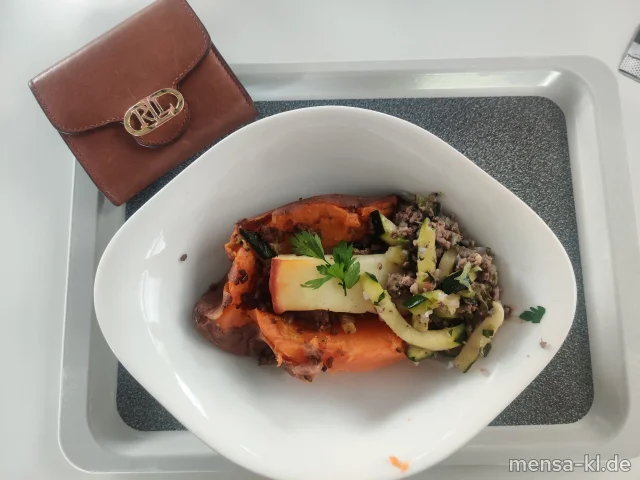 Süßkartoffel mit Rinderhackfleisch (R) und Zucchini-Gemüse, dazu gebackener Halloumi (La)