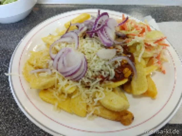 "Chili Cheese Fritten": Große Portion Steakhouse-Fries mit hausgemachtem Chili con Carne (Gl,La,Sl,So,R), geriebenem Cheddar (1,La), roten Zwiebeln und "Coleslaw" (1,5,Ei,La,Sw,So), dazu Salat