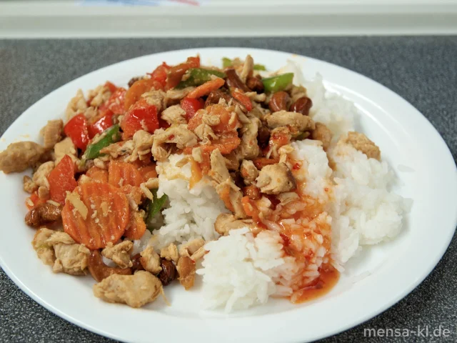 Chili-Huhn mit Cashewnüssen, Karotten und Paprika, Reis