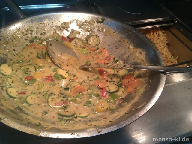 Schlemmergemüse (V) in Kräuterrahm, frische Spätzle