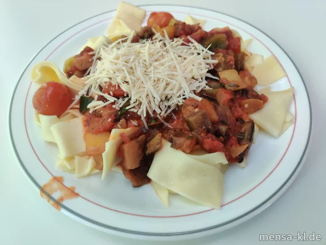 Pappardelle (1,Gl) mit sautiertem Gemüse, Kirschtomaten, Zucchini, Auberginen, Paprika, Zwiebeln, veganer Käse Mozzarella Art (1) und Salat