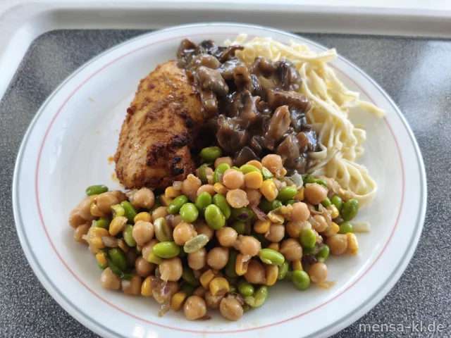 Würziges Hähnchenbrustfilet (G) mit karamellisierten Thymian-Champignons, High Protein Bandnudeln (Gl) und Kichererbsen-Edamame-Salat (1,5,Sw,So)