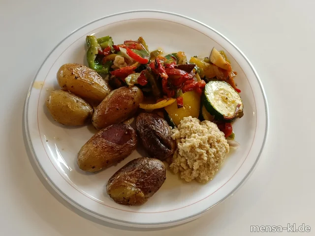 Antipasti-Variation mit Hummus und gebackenen Kartoffeln (Sf,Se), dazu Karottensalat (1,5,Sw)