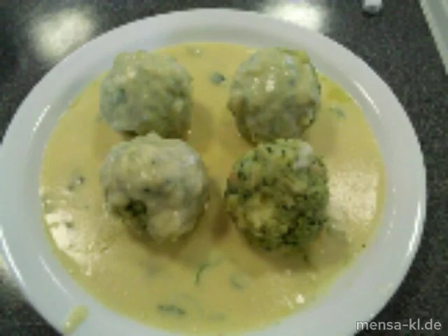 Spinatknödel (V) mit Käsesoße (1,2,V), dazu Gurken-Tomaten-Salat (V)