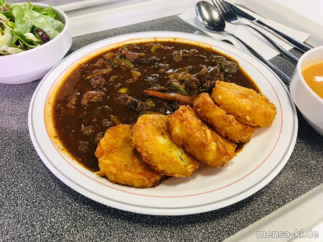 Rindergeschnetzeltes mit Paprika und Zwiebeln (5,Gl,Sw,A,R), dazu Röstinchen und Salat
