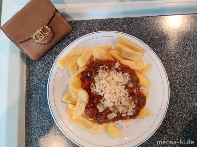 Hausgemachte Rinderbolognese (Sl,R) mit einer großen Portion Steakhouse-Fries, Grana Padano (La) und Salat
