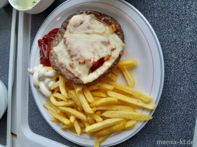 Rinderhacksteak mit Tomaten, Zwiebeln und Käse überbacken (La,Sf,R), Pommes frites und Salat (1,5,9,Gl,Ei,Sw,So)