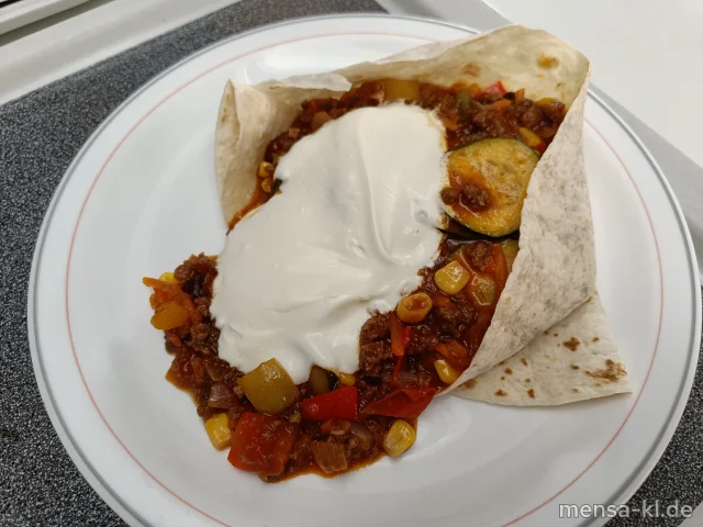 "Burrito": Tortilla mit feuriger Rindfleisch-Gemüsesoße (2,Gl,R), Sour Cream-Dip (1,9,Gl,Ei,La,Sf) und Salat