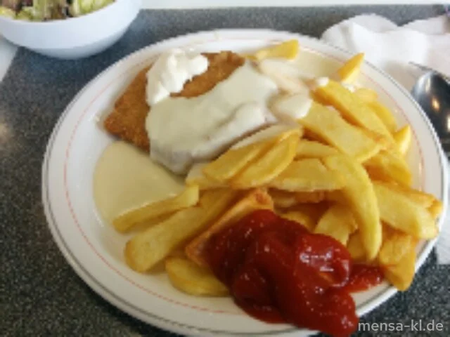 Paniertes Schweineschnitzel (Gl,S) mit Käse-Sahnesoße (2,Gl,Ei,La), Steakhouse-Frites und Salat