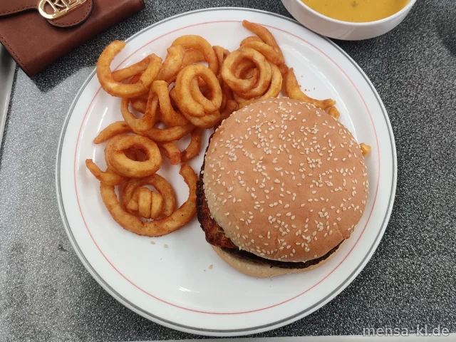 Burger (Sf,R) mit Zwiebelmarmelade (Gl) und Cheddar überbacken (1,La) im Burgerbrötchen (Gl,Se), dazu Twisterpommes (Gl) und Salat