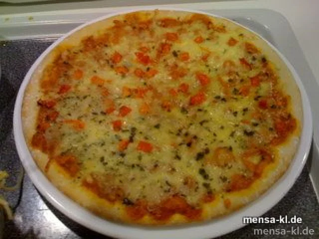 Pizza "Quattro Formaggio" (V/1) belegt mit Edamer, Mozzarella, Edelpilzkäse und Peccorino, dazu Salat