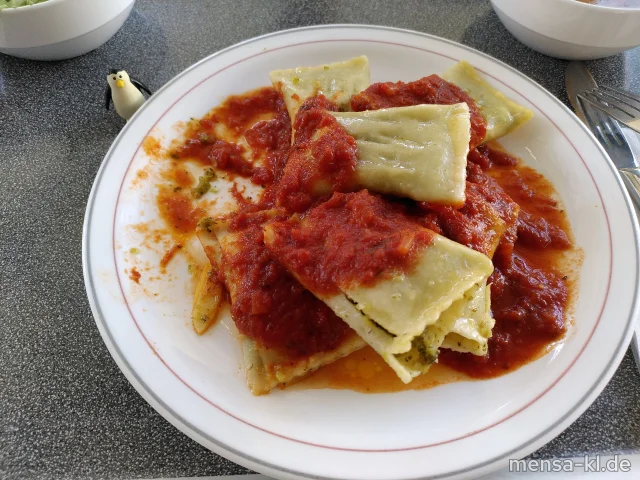 Maultaschen mit Gemüse (Gl) in Tomatensugo (Gl), dazu Salat (Sl)