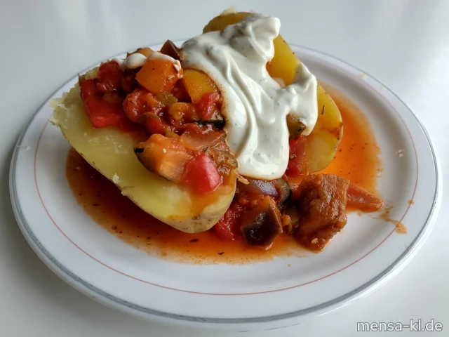 Ofenkartoffel Ratatouille und Limetten-Dip (Gl,Nu,Sf), dazu ein Beilagensalat nach Wahl