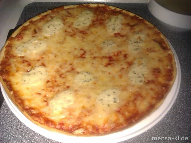 Pizza "Käse-Quartett" (V) mit Emmentaler, Mozzarella, Allgäuer Hartkäse, Gorgonzola-Creme und Tomaten, dazu Salat
