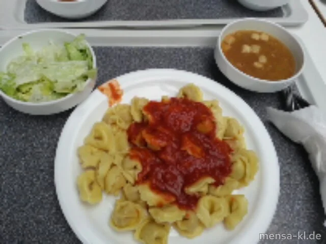 Tortellini mit Rindfleischfüllung (R), Tomatensugo und Salat