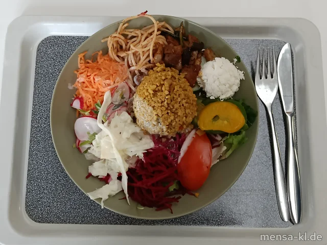 Bowl mit Karotten, Weisskraut, Tomaten, Paprika (5,Sw), mediterranen Bulgursalat (Sl,So), Spaghettisalat mit Oliven (5,Gl,Sw) und Schafskäse (La), dazu Kräuter-Dressing (1,5,Gl,Nu,Sw,Sf)