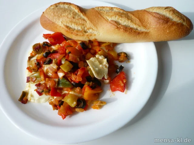 Schafskäse überbacken mit Paprika, Oliven, Peperoni und Zwiebeln (6,La,V), dazu ein Baguettebrötchen (Gl,V) und Salat (V)