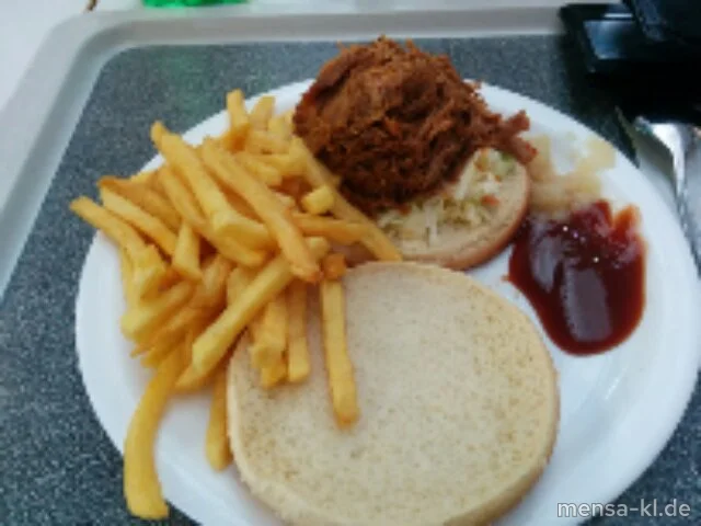 Pulled Turkey (G) mit Burgerbrötchen (Gl,Se) und Coleslaw-Salat (1,5,9,Gl,Ei,Sw,So), dazu Pommes frites und verschiedene Dips (5,La,Sl,Sw,Sf)