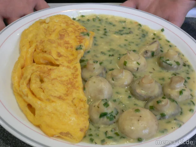 Eieromelett (V) mit frischen Champignons in Kräuterrahm
