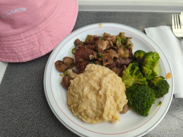 Rumpsteak (R) mit gebratenen Champignons, Skyr-Kichererbsenpüree (1,La,Sf) und Mandel-Broccoli (Nu,La)