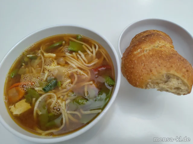 Ramen: Japanische Nudelsuppe mit Wok-Gemüse, Zuckerschoten, Maiskölbchen und Tofu (2,Gl,Se,So), dazu ein Sauerteigbrötchen (Gl)
