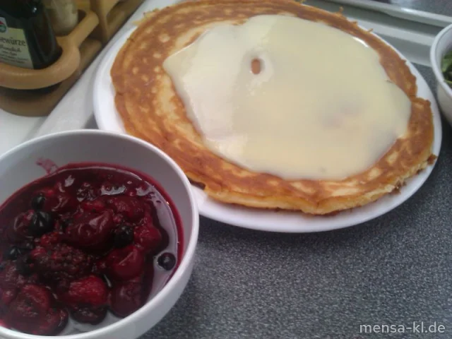 Ein frischer Pfannkuchen (V) mit Waldbeeren-Cocktail (V)